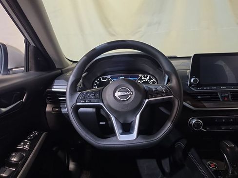Used 2023 Nissan Altima 2.5 SV FWD image 11