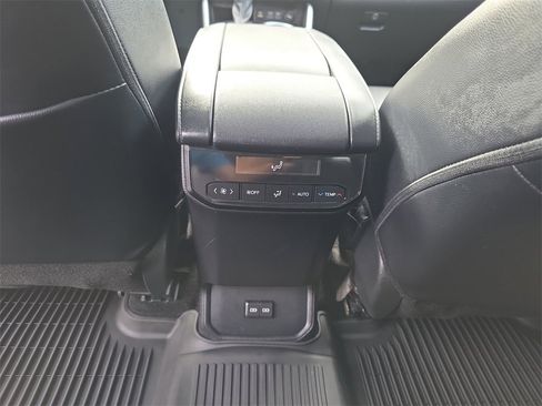 Used 2024 Toyota Highlander LE image 35
