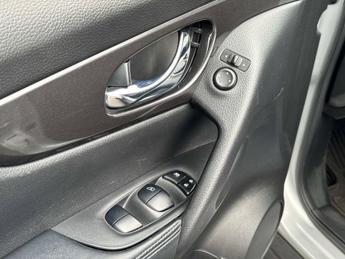 Used 2020 Nissan Rogue SV image 19