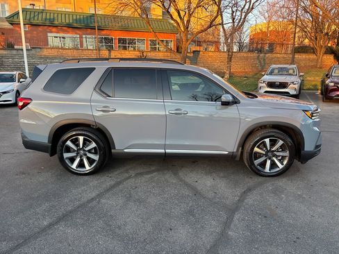 Used 2025 Honda Pilot Touring image 8