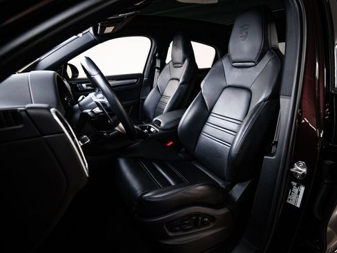 Certified 2023 Porsche Cayenne Platinum Edition AWD/4WD image 5