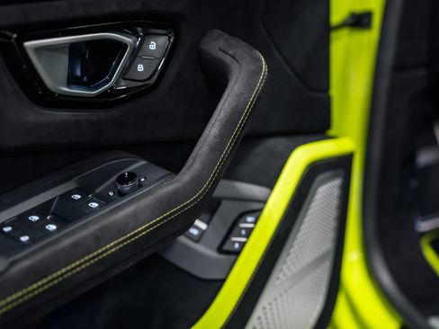 Used 2024 Lamborghini Urus Performante AWD/4WD image 17