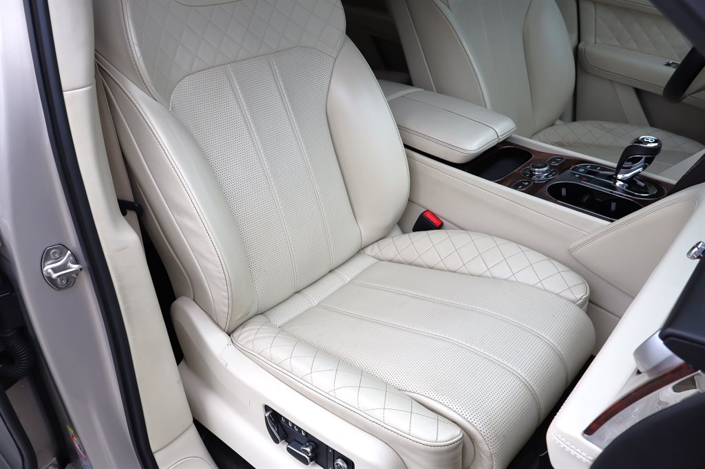 Used 2017 Bentley Bentayga AWD/4WD image 26