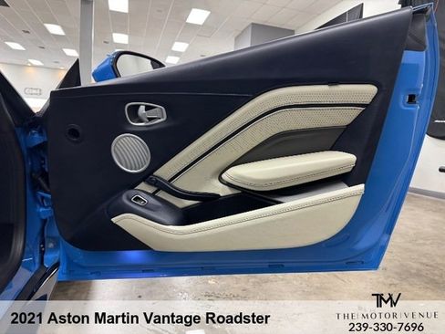 Used 2021 Aston Martin V8 Vantage Roadster RWD image 28