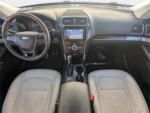 Used 2017 Ford Explorer Platinum image 18