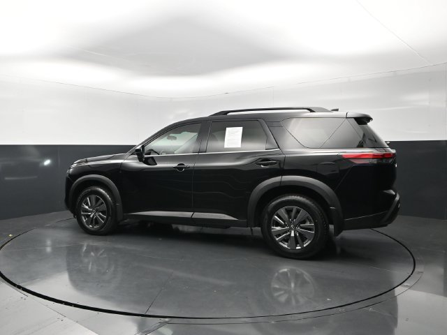 Used 2024 Nissan Pathfinder SV FWD image 2