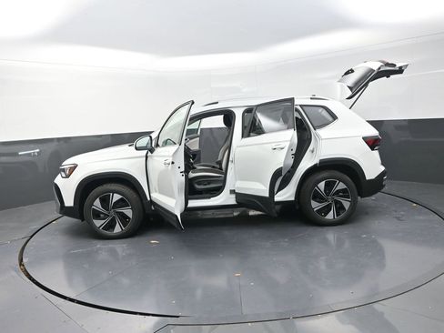 New 2026 Volkswagen Taos SE image 30