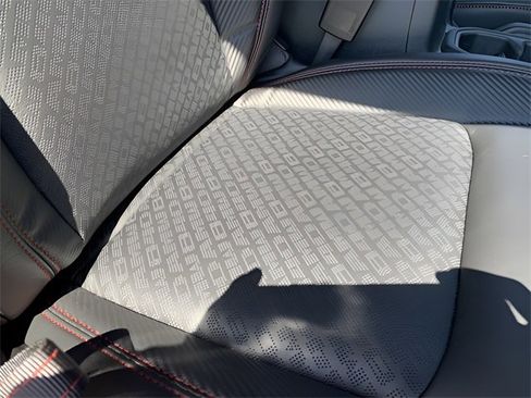 New 2024 Jeep Gladiator Rubicon w/ Technology Group image 34