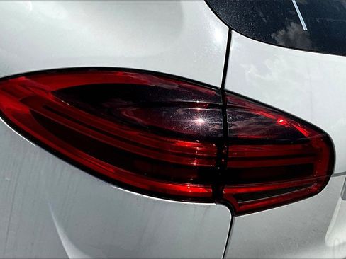 Used 2018 Porsche Cayenne Platinum Edition w/ Premium Package Plus image 28