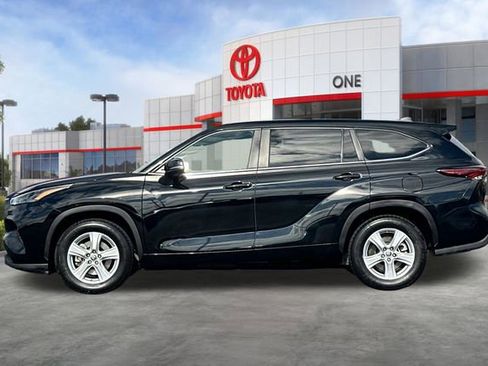 Certified 2024 Toyota Highlander LE FWD image 9