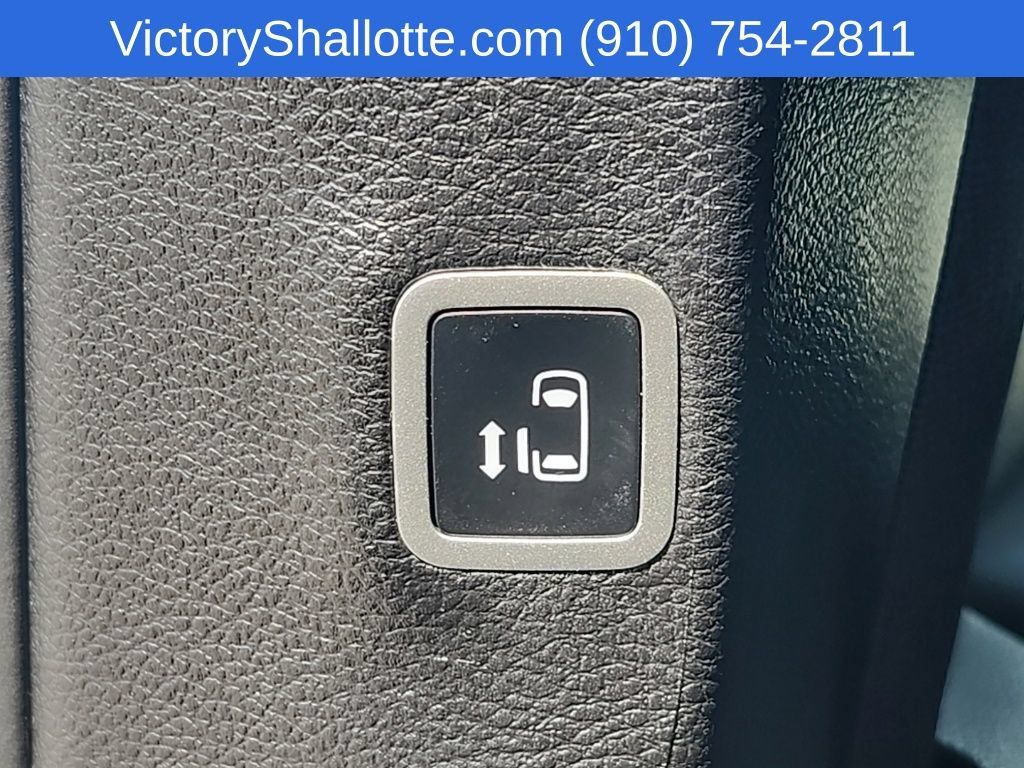 Used 2025 Chrysler Pacifica Limited FWD image 26