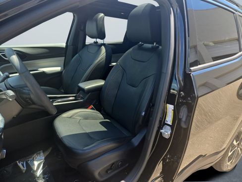 Used 2023 Jeep Compass Limited w/ Sun and Sound Group AWD/4WD image 9