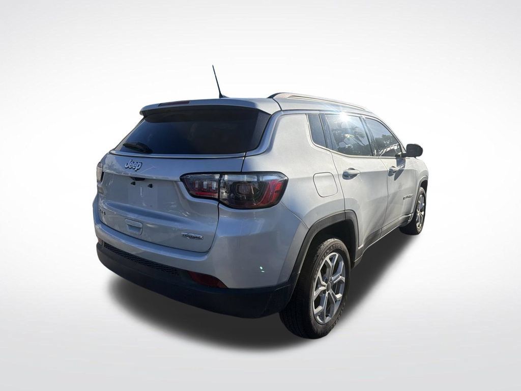 Used 2025 Jeep Compass Latitude AWD/4WD image 9