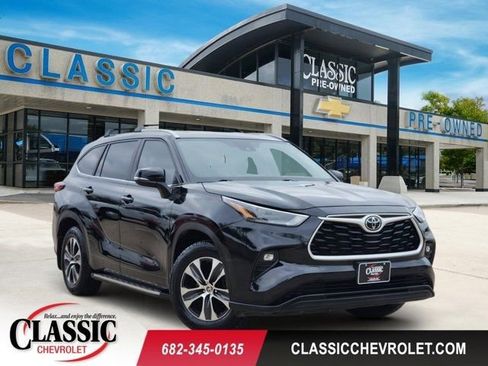 Used 2023 Toyota Highlander XLE image 1