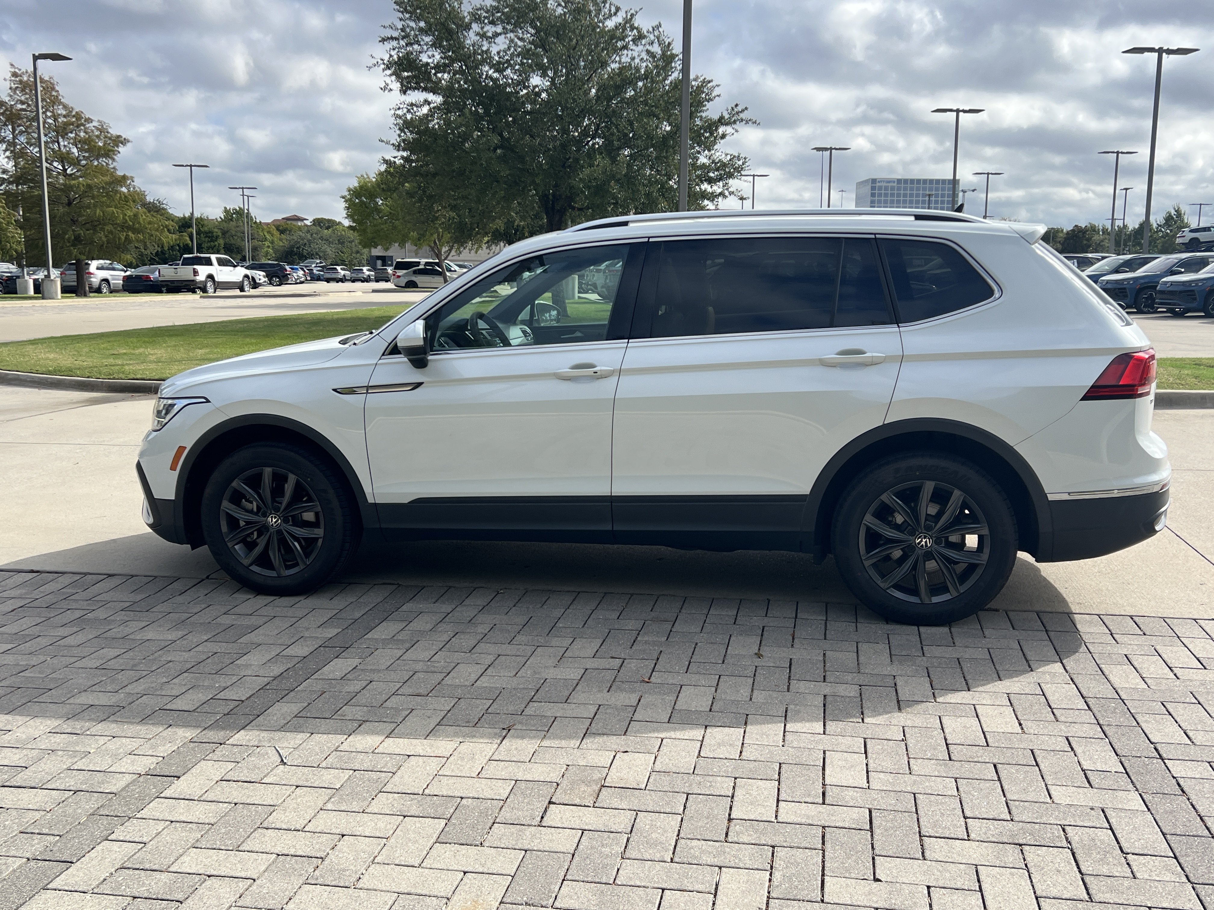 Used 2023 Volkswagen Tiguan SE w/ Panoramic Sunroof Package FWD image 6