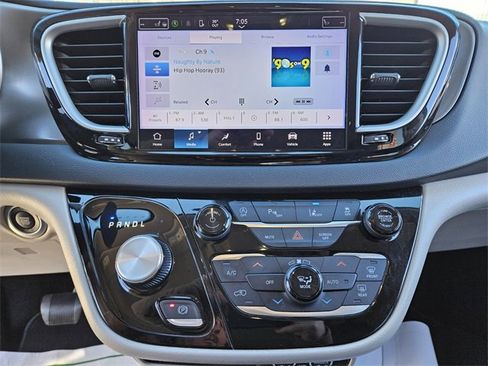 Used 2023 Chrysler Pacifica Touring-L image 20