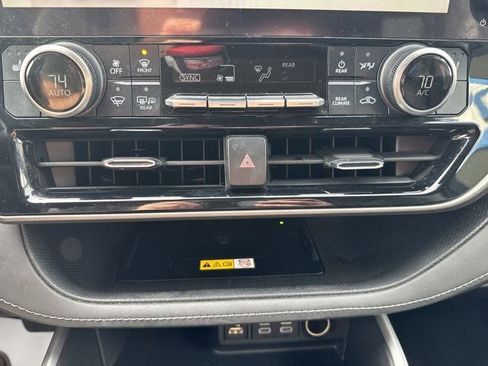 Used 2023 Toyota Highlander XLE image 26