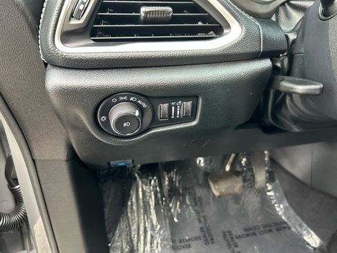 Used 2025 Chrysler Pacifica Select image 13