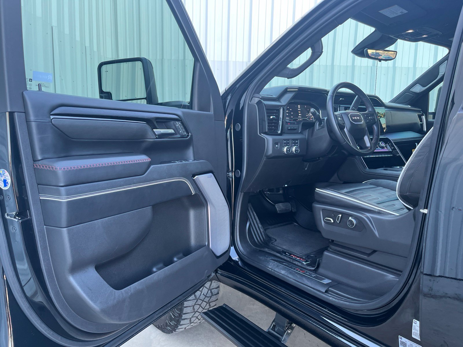 Used 2025 GMC Sierra 2500 AT4X AWD/4WD image 10
