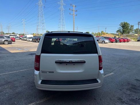 Used 2008 Chrysler Town & Country Touring image 9
