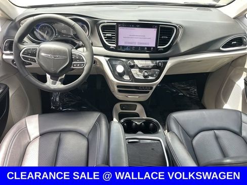 Used 2024 Chrysler Pacifica Touring-L FWD image 11
