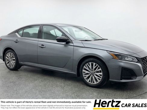 Used 2025 Nissan Altima 2.5 SV image 1