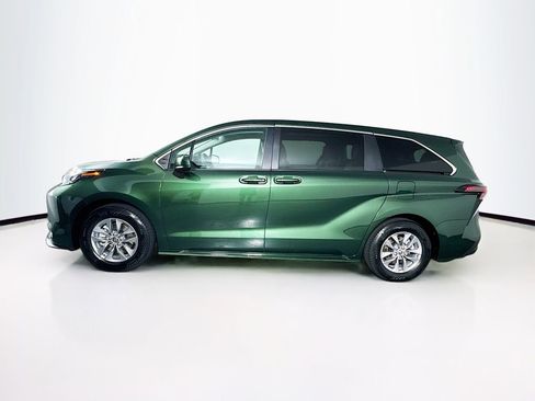 Used 2025 Toyota Sienna LE AWD/4WD image 6