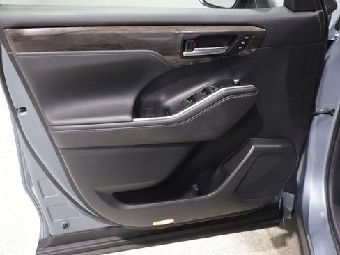 Used 2020 Toyota Highlander Platinum AWD/4WD image 13