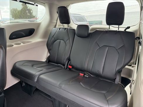 Used 2017 Chrysler Pacifica Touring-L Plus w/ Advanced Safetytec Group FWD image 18