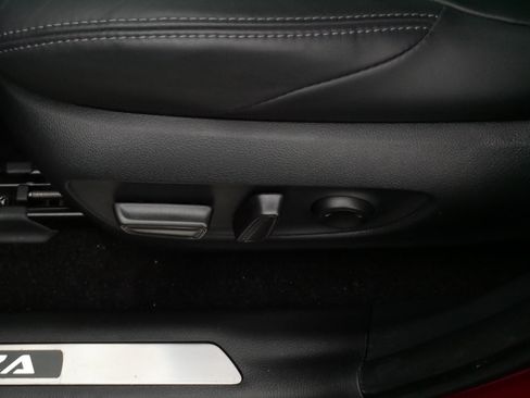 Certified 2024 Toyota Venza XLE AWD/4WD image 20