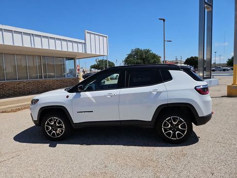 Used 2025 Jeep Compass Trailhawk AWD/4WD image 5