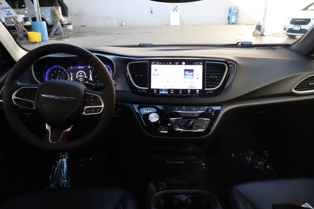 Used 2026 Chrysler Pacifica Select FWD image 33