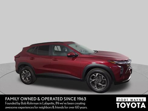 Used 2024 Chevrolet Trax LT w/ LT Convenience Package FWD image 5