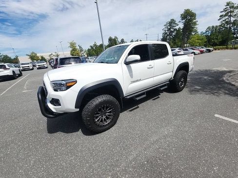 Used 2020 Toyota Tacoma TRD Off-Road w/ TRD Premium Off Road Package AWD/4WD image 7