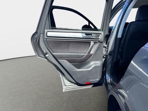 Used 2016 Volkswagen Touareg Sport image 13