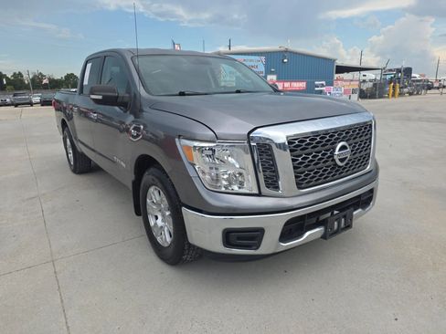 Used 2017 Nissan Titan SV RWD image 8