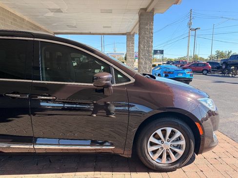 Used 2019 Chrysler Pacifica Touring-L image 10