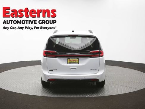 Used 2023 Chrysler Pacifica Limited FWD image 40
