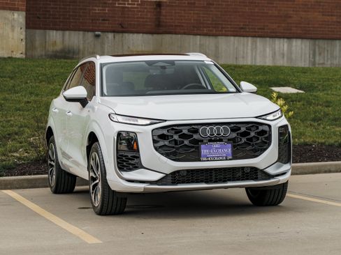 Certified 2026 Audi Q3 quattro 2.0T AWD/4WD image 2