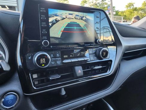 Used 2022 Toyota Highlander XLE image 10
