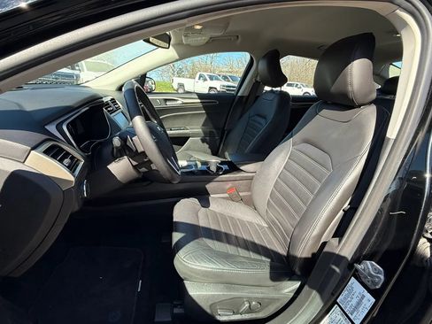 Used 2016 Ford Fusion SE w/ Equipment Group 202A image 2