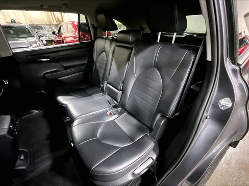 Used 2021 Toyota Highlander XLE image 21