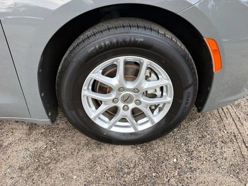 Used 2022 Chrysler Pacifica Touring-L FWD image 27