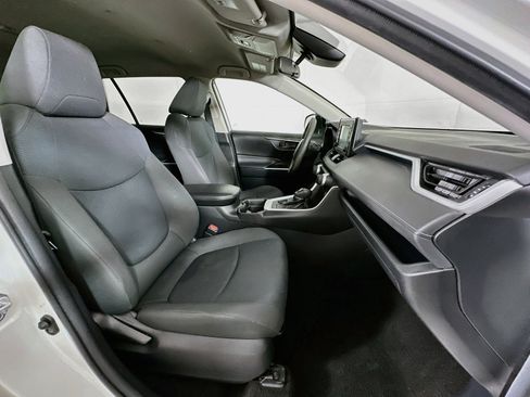 Used 2021 Toyota RAV4 LE AWD/4WD image 28