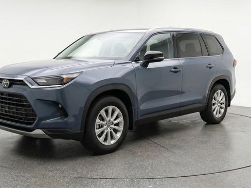 Used 2025 Toyota Grand Highlander FWD image 3