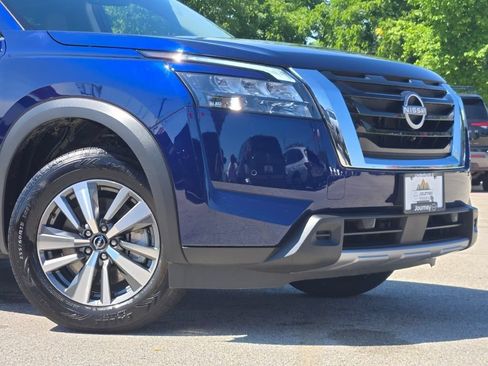 Used 2025 Nissan Pathfinder SL AWD/4WD image 2