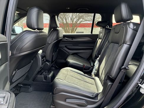 New 2025 Jeep Grand Cherokee L Laredo image 24