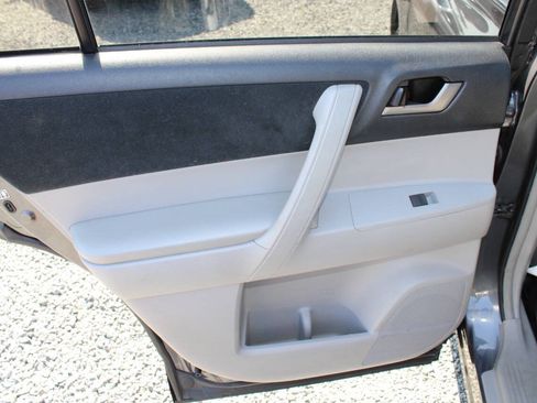 Used 2013 Toyota Highlander Plus AWD/4WD image 22
