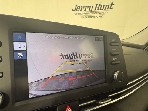 Used 2025 Hyundai Elantra SE FWD image 3