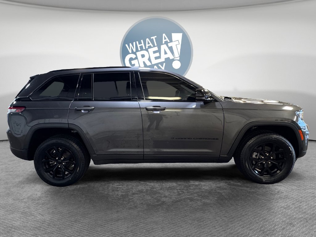 Used 2024 Jeep Grand Cherokee Altitude AWD/4WD image 2